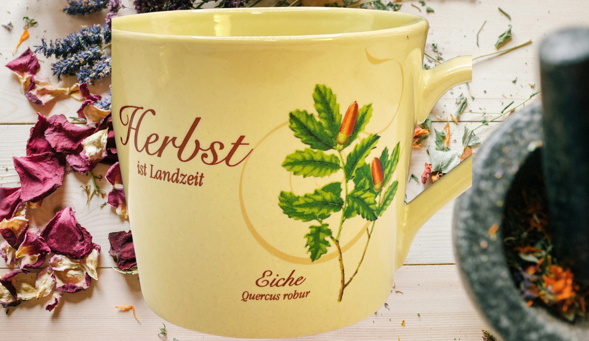 Herbst Ist Landzeit tea mug styled with dried flowers, herbs, and an autumn botanical setting
