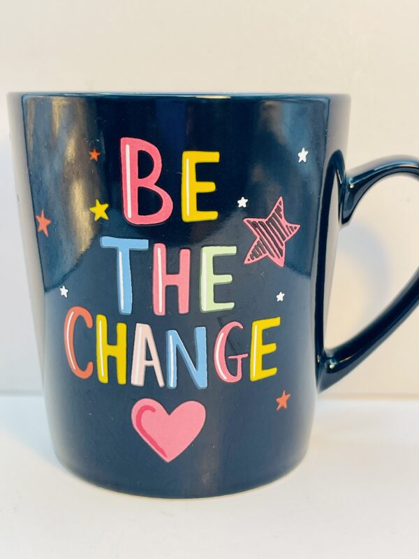 Color-changing motivational coffee mug with uplifting phrase