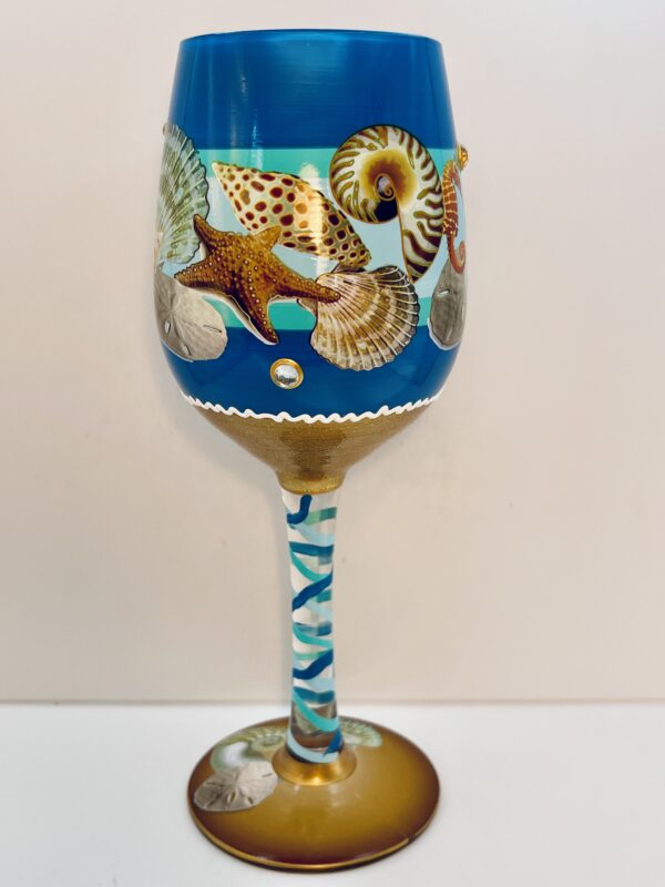 Coastal wine glass with seashell and starfish design