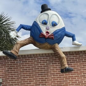 The Humpty Dumpty statue at Uele's