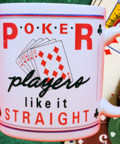 Papel Poker Player Mug displayed on green poker-table felt beside colorful poker chips and playing cards featuring red and black suits.
