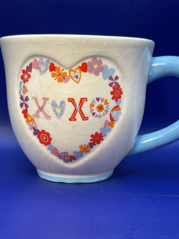 This Cracker Barrel XOXO Mug from Cracker Barrel Farmers Market Collection is the perfect #cupofmood for the optimistic bee lover in your life.