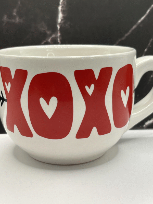 This Valentine’s Day, show your love in a comforting way with the XOXO Soup Mug. It’s the perfect #cupofmood and charming addition to your Valentine’s Day.