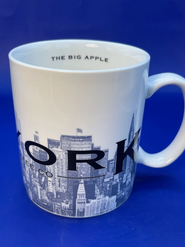 Capture the essence of the city that never sleeps with the Starbucks New York Skyline Mug. It’s the perfect souvenir #cupofmood.
