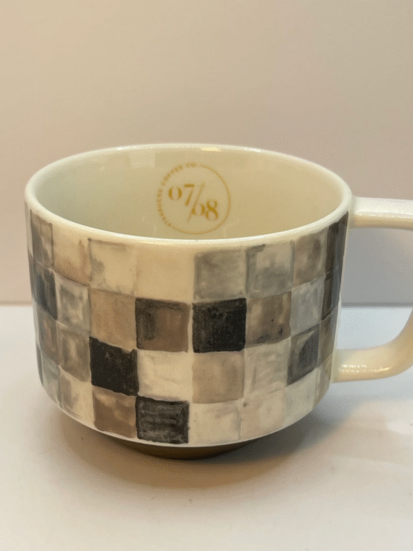 Add a touch of elegance to your coffee collection with the 2015 Starbucks Artisan Series 07/08 Mug! It’s the perfect #cupofmood from the Artisan Series!