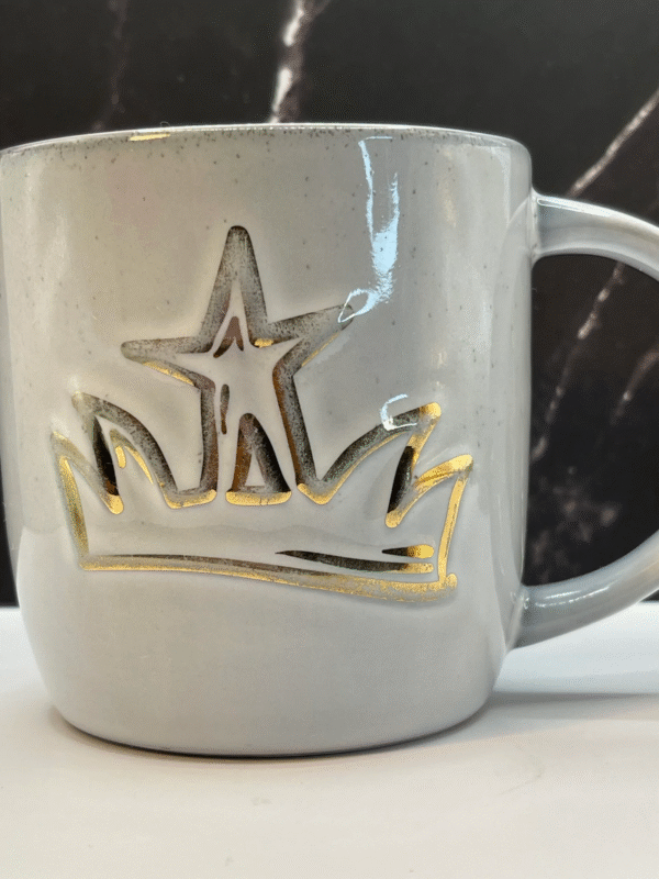 The Starbucks 2016 Gold Crown Mug is here to elevate your coffee game to royal status! It’s the perfect #cupofmood for collectors and Starbucks enthusiasts.