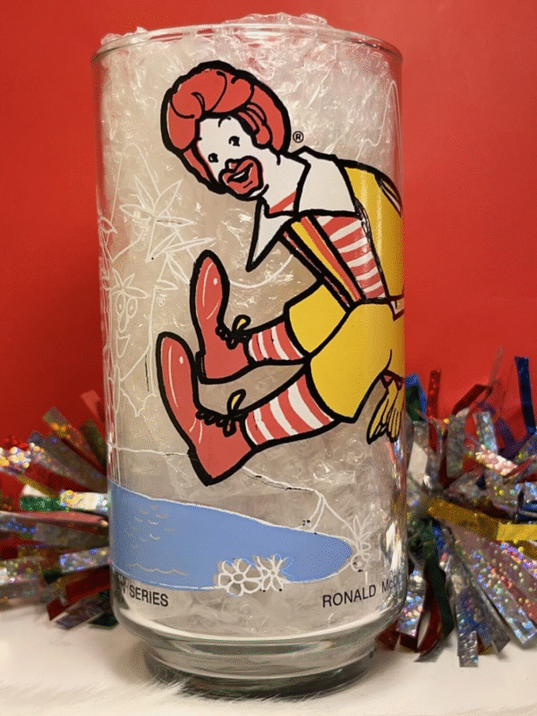 This nostalgic Ronald McDonald Drinking Glass from McDonaldland Action Series it’s the perfect #cupofmood to step into the colorful world of McDonaldland.
