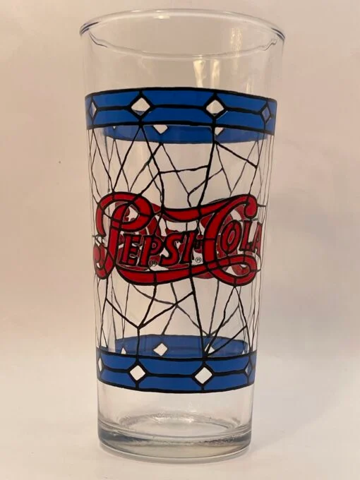 Step into the vintage charm of this 3D Pepsi Tiffany Glass. It’s the perfect #cupofmood and a true masterpiece in the exclusive Oldhead Collection.