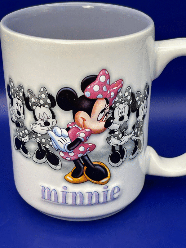 
Step into the world of glamour and fashion with our Disney Modeling Minnie Mouse Mug! It’s the perfect #cupofmood showcasing Minnie in fabulous poses!