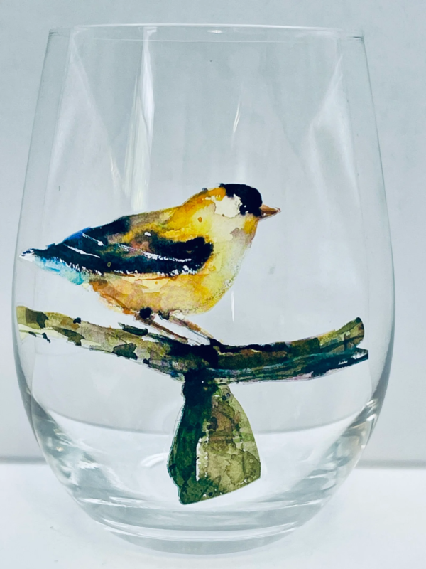 Sip in style and celebrate your love of nature with the Goldfinch Stemless Wine Glass. It’s the perfect #cupofmood and a sparkling addition at CupofMood!