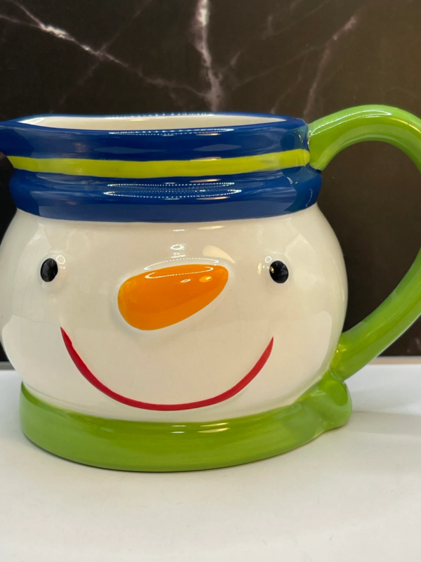 Meet your new favorite holiday companion, the Frosty Snowman Creamer Mug! It’s the perfect #cupofmood for your seasonal collection.