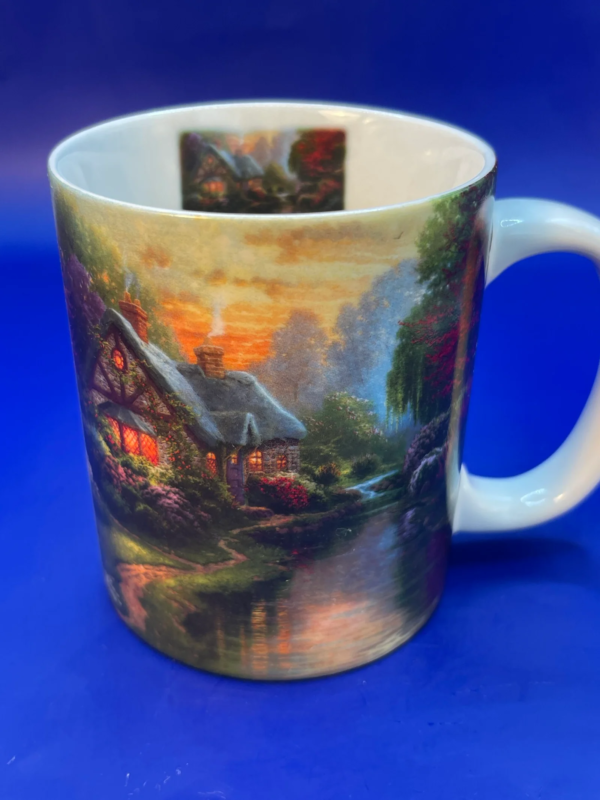 Step into the serene and picturesque world of Thomas Kinkade with our Thomas Kinkade Quiet Evening Mug. It’s the perfect #cupofmood and vintage gem.