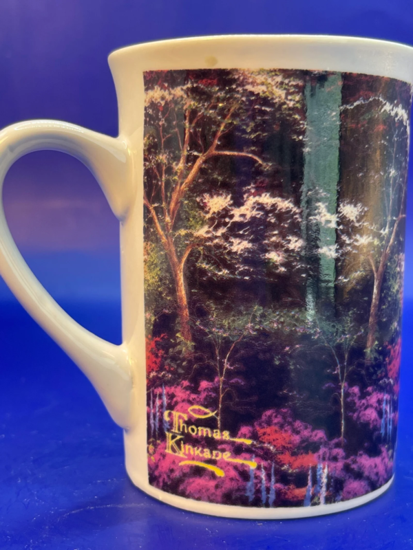 Step into the serene and picturesque world of Thomas Kinkade with our Thomas Kinkade Spring Gate Mug. It’s the perfect #cupofmood and vintage 1996 gem.