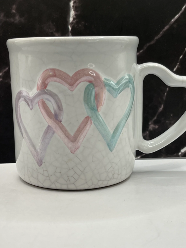 This 10-ounce white ceramic Mary Kay Hearts Mug features three delicate hearts on the front. Each representing the warmth and affection we all seek in our relationships.