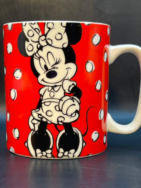 Sip in style with our Winking Minnie Mouse Mug by Enesco! It’s the perfect #cupofmood bringing the timeless charm of Minnie Mouse to life.