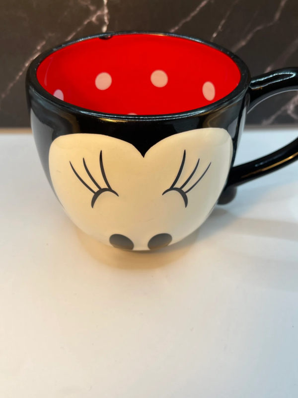 Add a splash of timeless Disney charm to your daily routine with the Minnie Mouse Face Signature Mug! It’s the perfect #cupofmood with Disney charm.