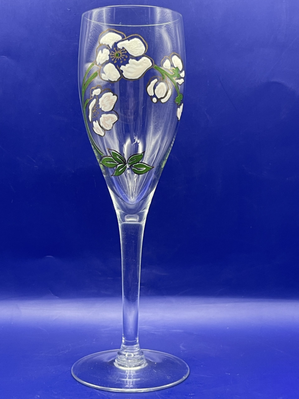 Indeed, this handcrafted Art Nouveau wonder was meticulously made in the heart of France. It certainly boasts a delicate fusion of nature and luxury.