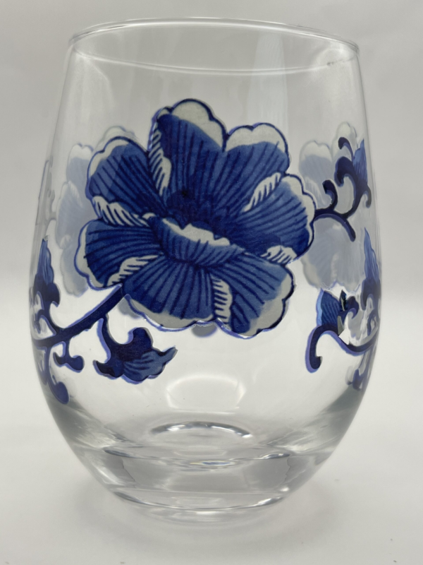 Crafted with sophistication and attention to detail, this 16-ounce clear glass stemless wine glass is more than just drinkware. It’s a work of art that adds a touch of floral charm to any occasion.