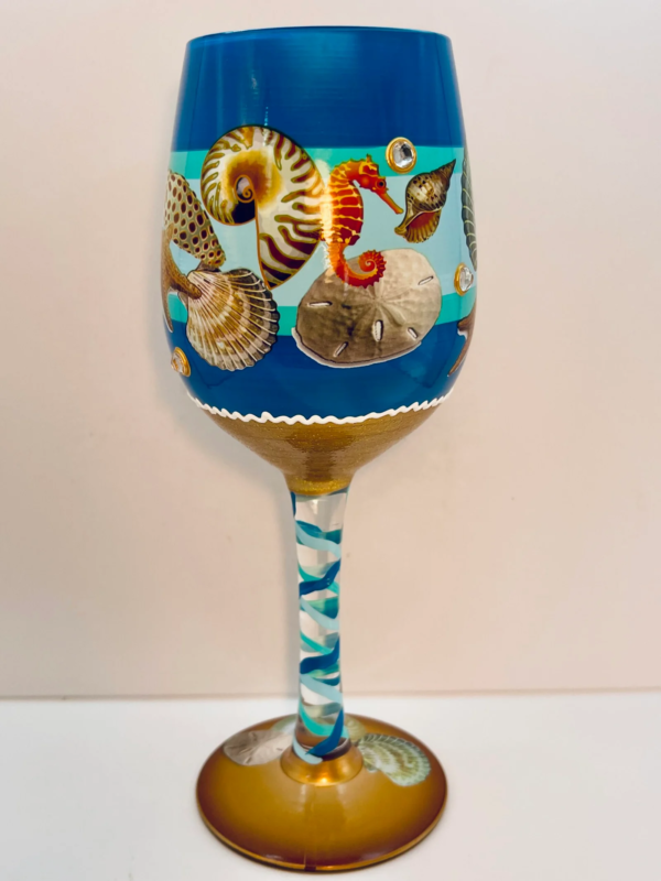 The Beach Scene Seashells Wine Glass is the perfect#cupofmood to bring the calming vibes of the shoreline straight to your sipping experience.