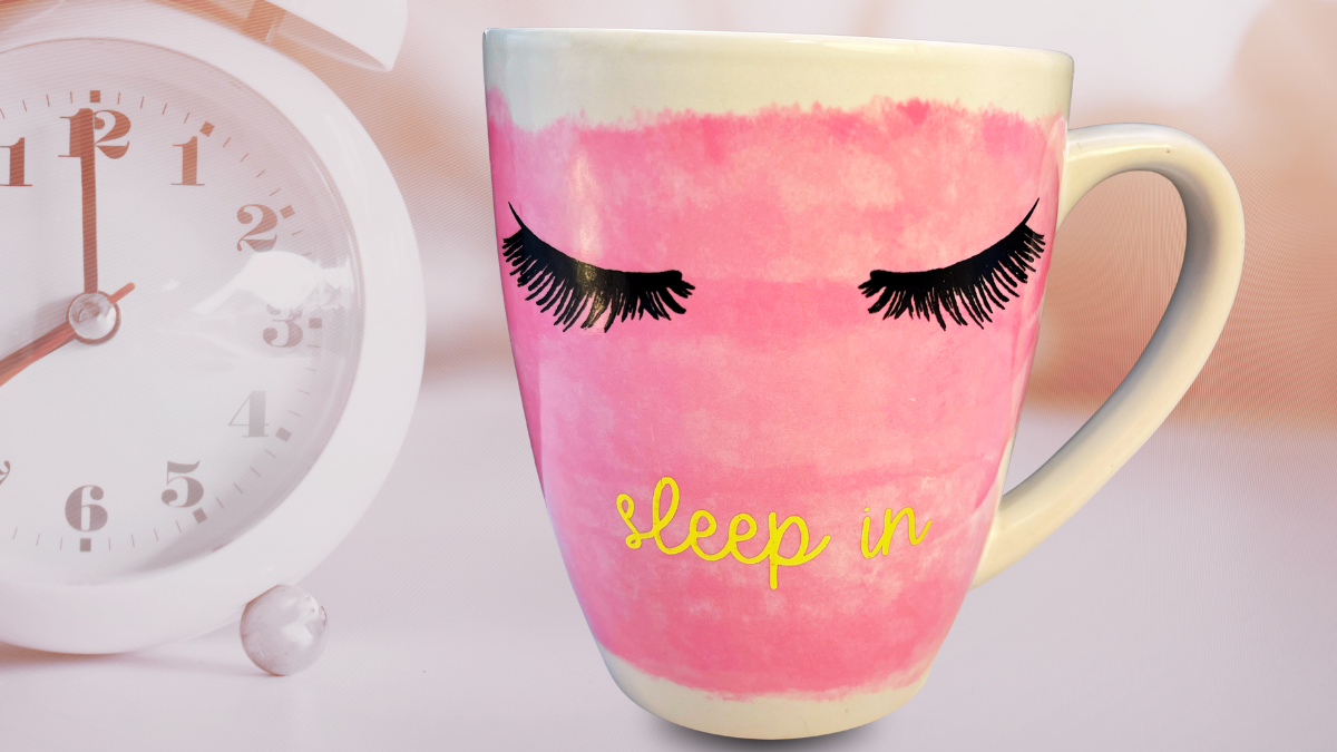 The Sleep In Pink Eyelash Mug is the perfect #cupofmood for slow mornings, soft routines, and cozy moments that ease you into your day. Right away, the watercolor pink finish creates a calm, feminine feel. 