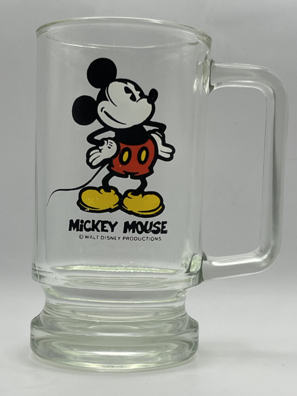 Indulge in a sip of nostalgia with our vintage Mickey Mouse Glass Beer Mug! It’s the perfect #cupofmood Disney transports you to the golden era of Disney magic.