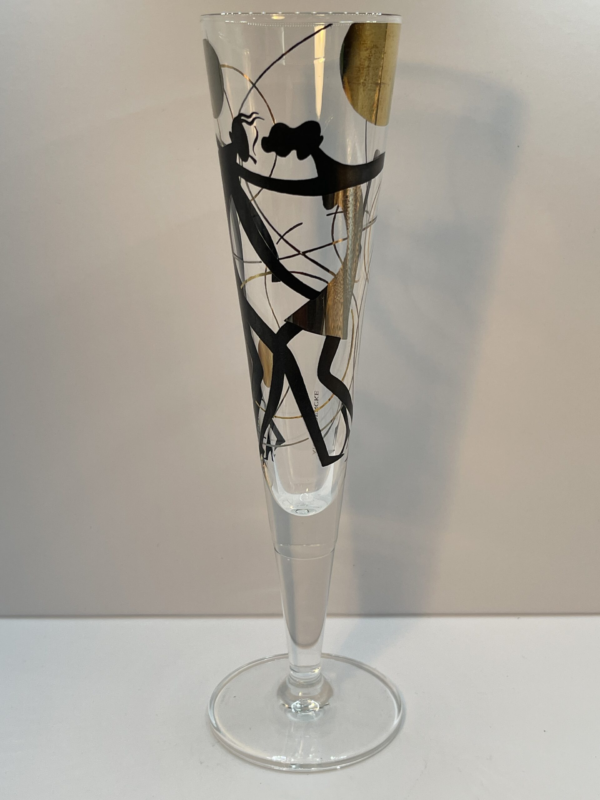 Elevate your celebrations with the sophisticated and artistic Ritzenhoff Black Gold Champagne Flute! It’s the perfect #cupofmood that adds a touch of luxury and elegance to any moment.Indeed, this handcrafted champagne glass is a true masterpiece. Especially featuring a striking design of a couple dancing gracefully in black. Surrounded by intricate swirling gold patterns and circles.