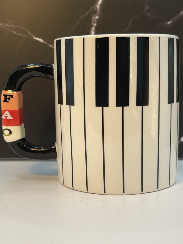 Add a touch of musical magic to your mornings with the 3D FAO Schwarz Piano Mug! It’s the perfect #cupofmood for let your mornings play in perfect harmony!Indeed, this stunning 20 oz white ceramic mug by FAO Schwarz is perfect for music lovers who want to bring a little symphony to their daily routine.In fact, the 3D FAO Schwarz Piano Mug is more than just a functional item. It’s a statement piece for any musician, piano player, or music enthusiast.