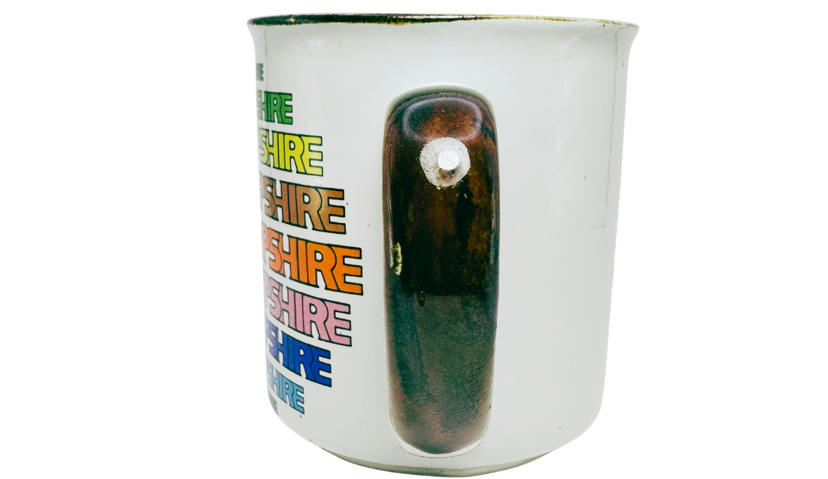 New Hampshire Souvenir Mug handle view with brown edging on the large curved handle